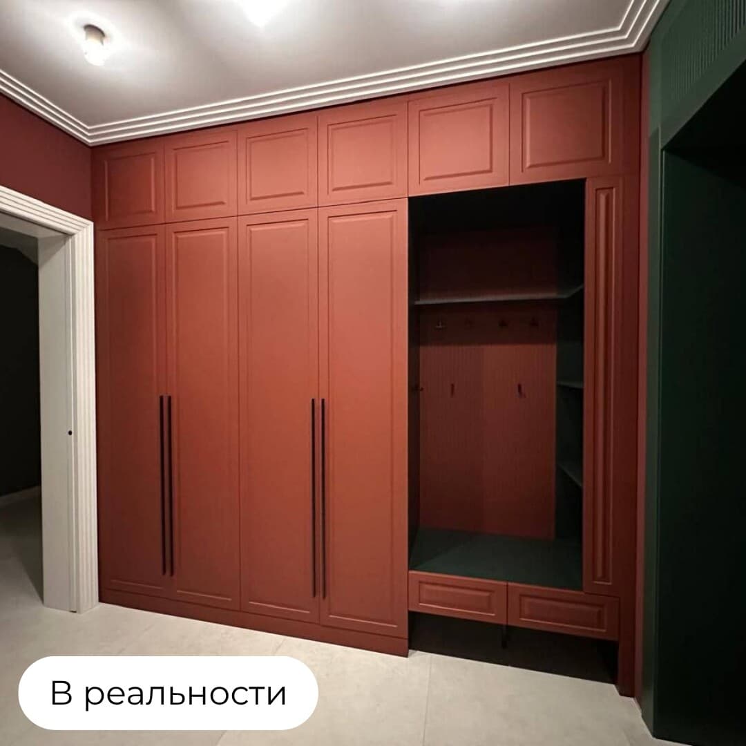 Собранный и установленный шкаф-прихожая с терракотовыми филёнчатыми фасадами